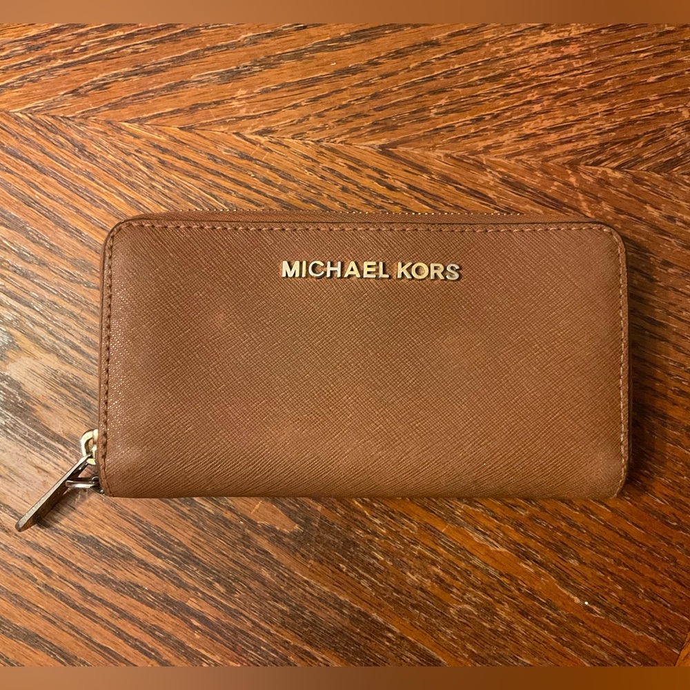 Michael Kors Brown Gold Zipper Wallet!